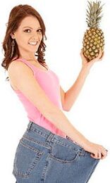Chica con piña con piña