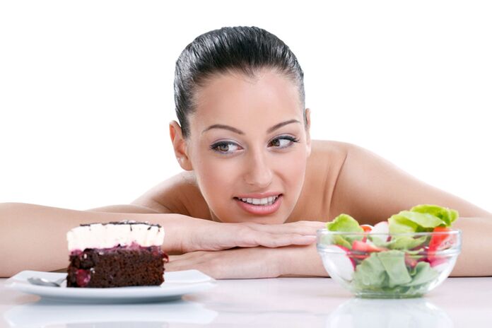 pastel y ensalada a dieta